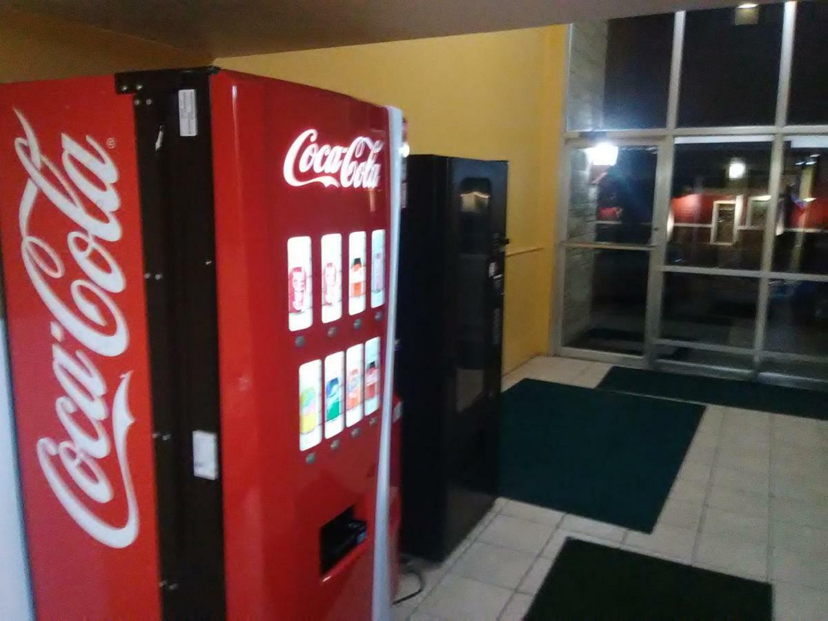 トラベロッジ バイ ウィンダム ブルーミントン エクステリア 写真